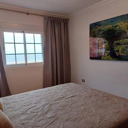 Vista Al Oceano, 2 Plantas, 3 Dormitorios. Puerto de la Cruz (Tenerife)